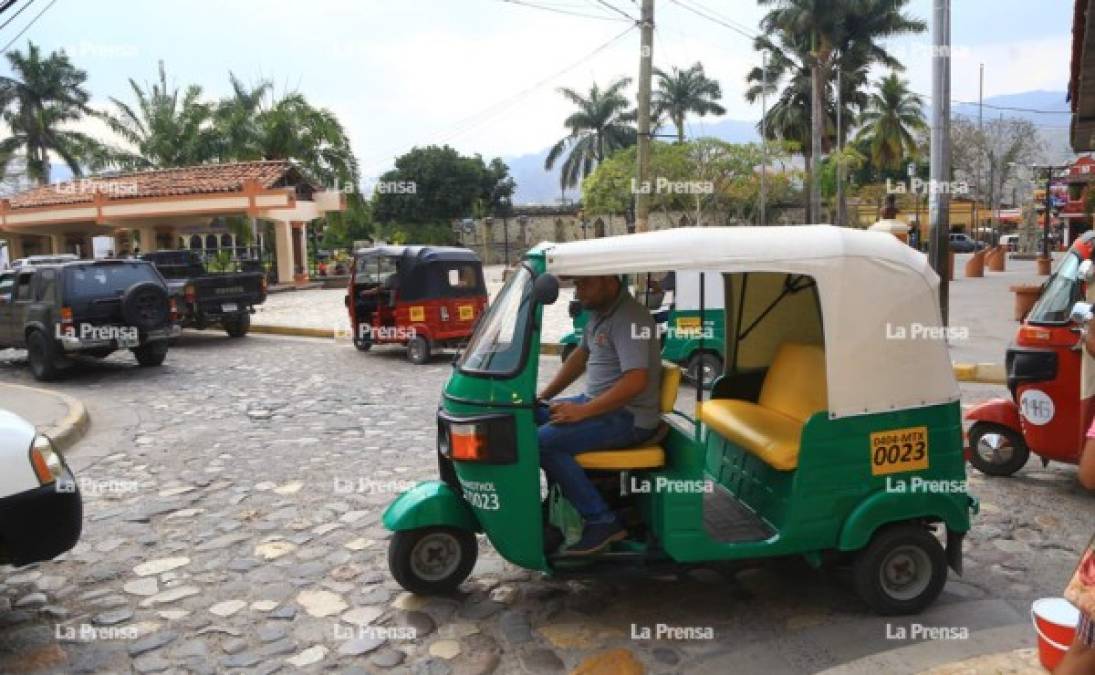 Los turistas pueden transportarse por el centro histórico de Copán Ruinas por medio de mototaxis.