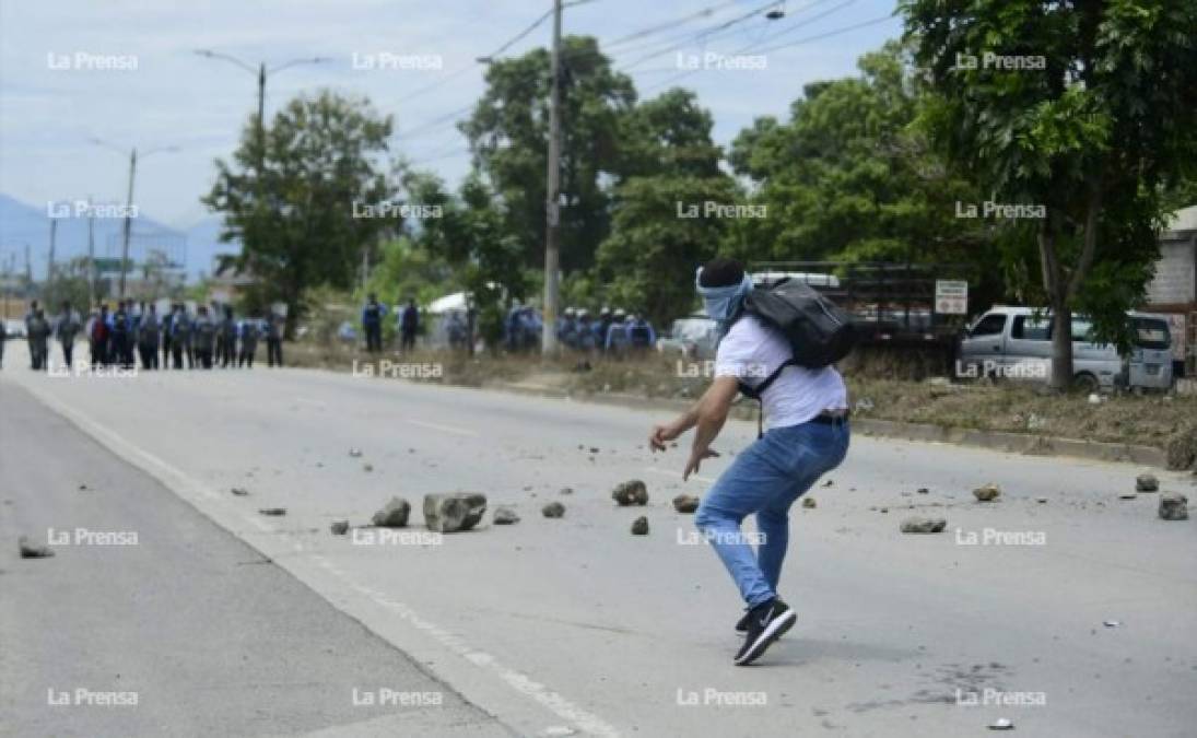 Cierre de vías, neumáticos quemados y hombres lanzando piedras durante la jornada de protestas esta mañana.
