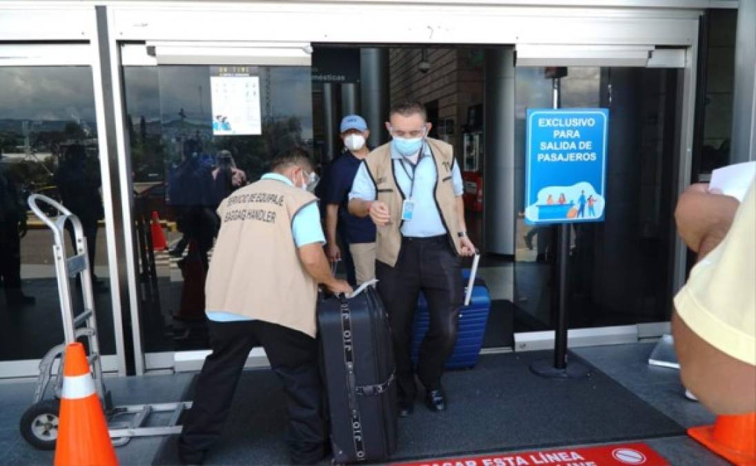 Los acompañantes de los viajeros deben permanecer dentro de su carro en los parqueos de los aeropuertos.