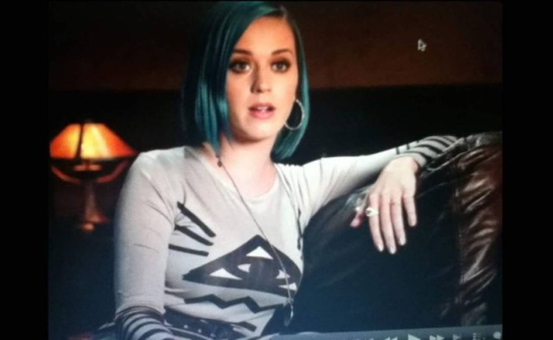 Katy Perry no duda en usar la supuesta simbología Illuminati. En la su camisa una figura del 'ojo que todo lo ve'.