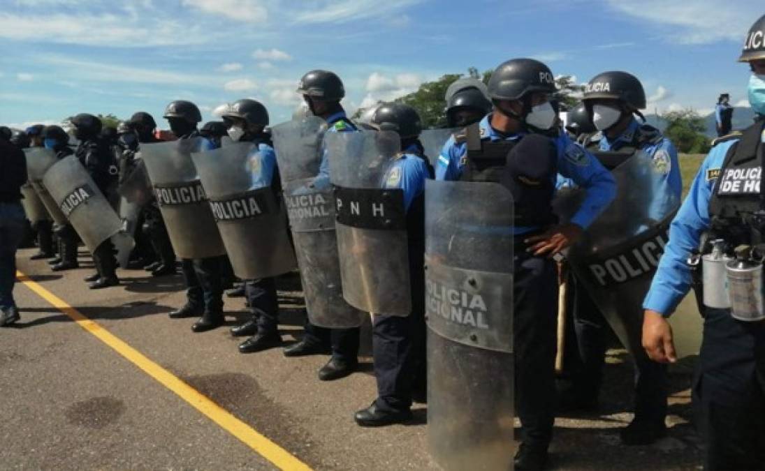 Las tomas se reanudaron a tempranas horas de este martes y grupos de policías llegaron tanto a Pimienta, Cortés, como a Tegucigalpa pasadas las 9:00 am para intervenir.