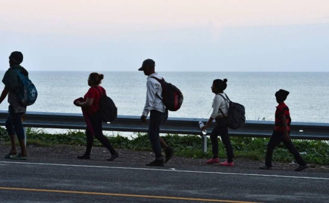 En la masiva movilización, que partió hacia las 04.00 horas locales (10.00 GMT), van muchas mujeres, niños y personas con discapacidad, entre ellos un hombre al que hace 10 años un tren le mutiló su pierna derecha en Saltillo, México, según relató a los periodistas en la estación de autobuses de San Pedro Sula.