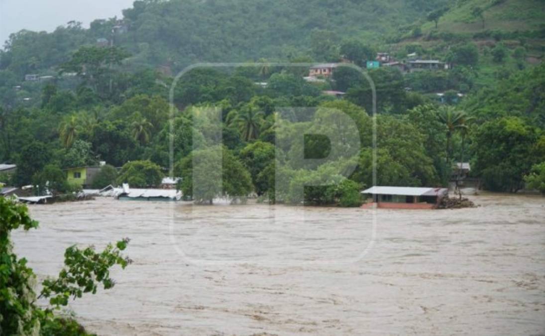 Los habitantes de las cercanías del río se mantienen alertas por las inundaciones. Foto José Cantarero