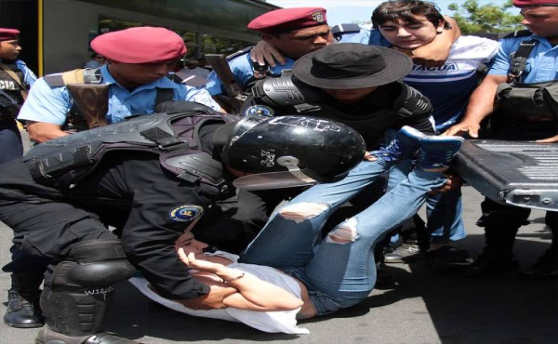 En gran parte de la carretera hacia Masaya se encontraban buses y patrullas con policías y antimotines. Foto AFP.