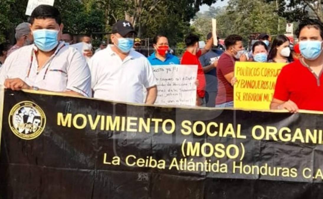 Aquí se muestra a un grupo de sindicalistas apostado en una carretera de La Ceiba.