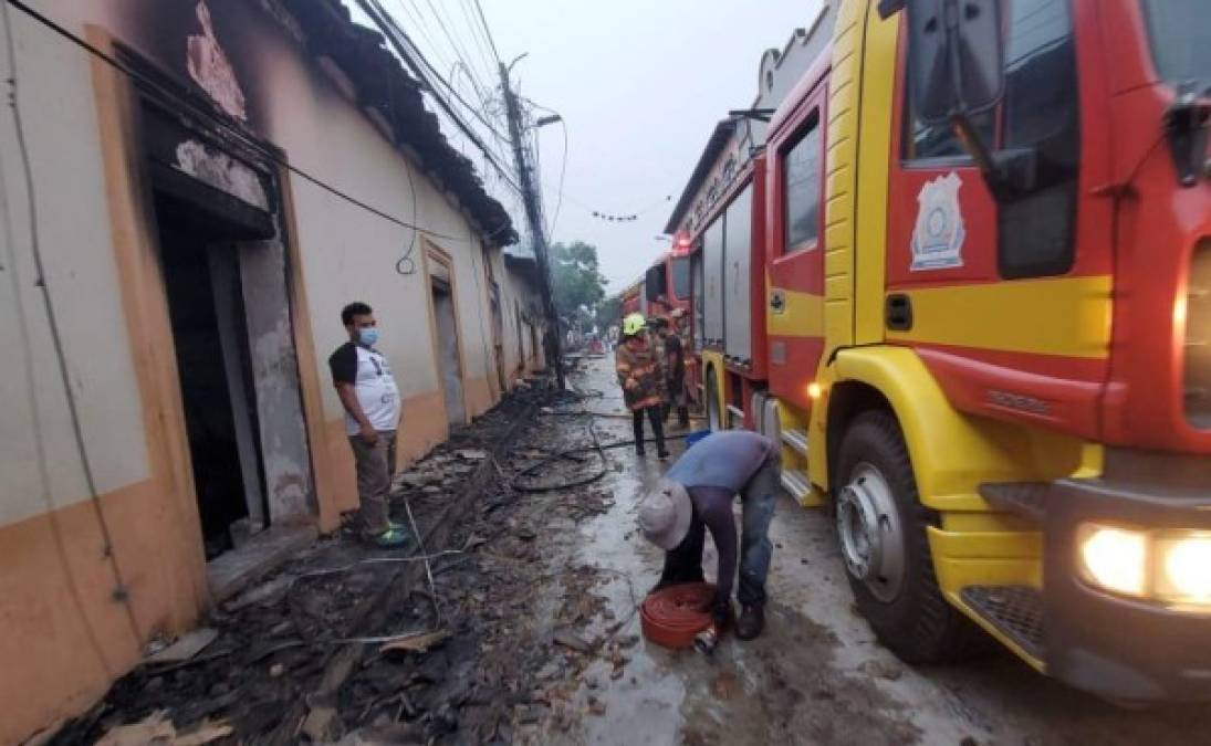 Los bomberos continuaron trabajando en labores de remoción este jueves.