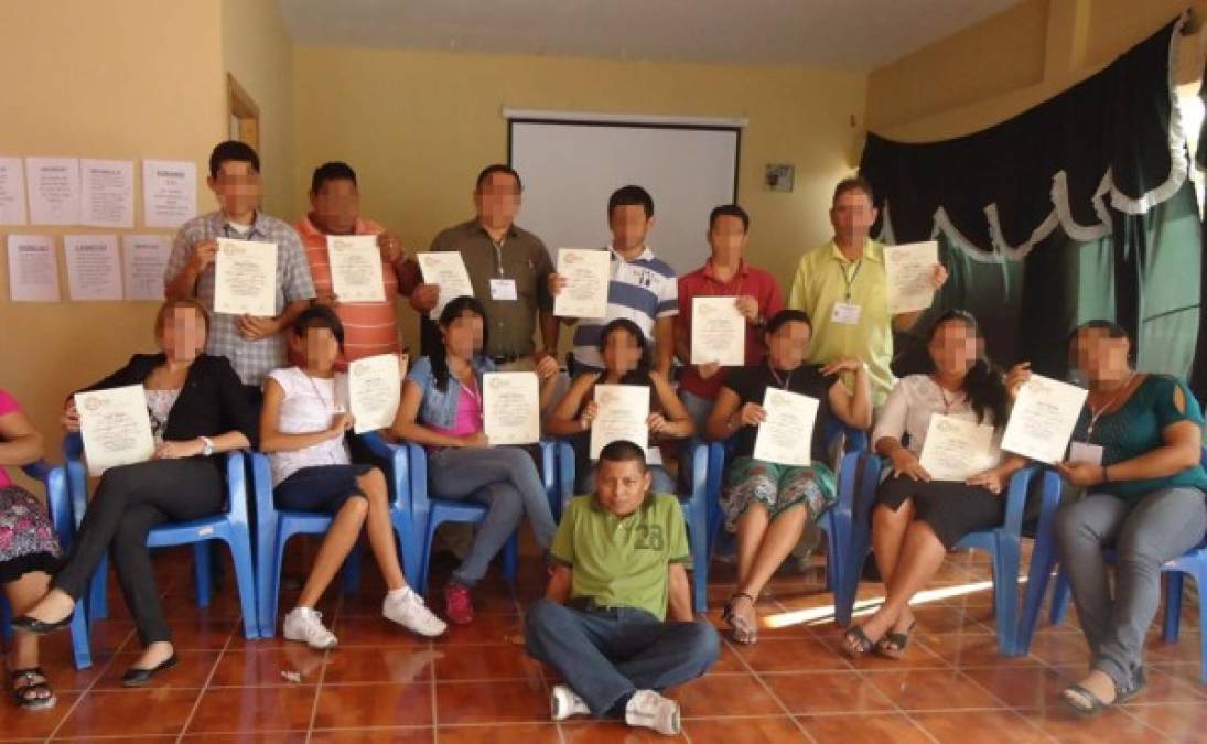 En esta imagen expresó su alegría por la capacitación de varias personas en el sector donde predicaba.