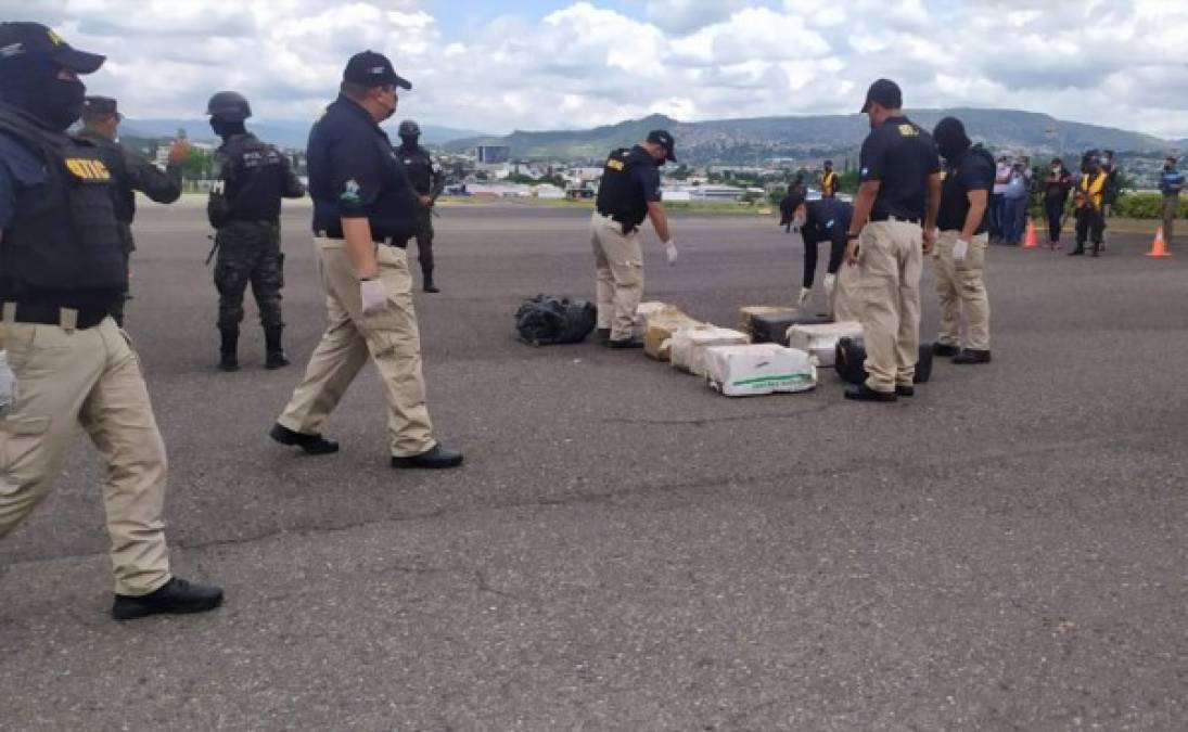 Imágenes del traslado del cargamento de cocaína, el alcalde de Roatán y otros tres sospechosos