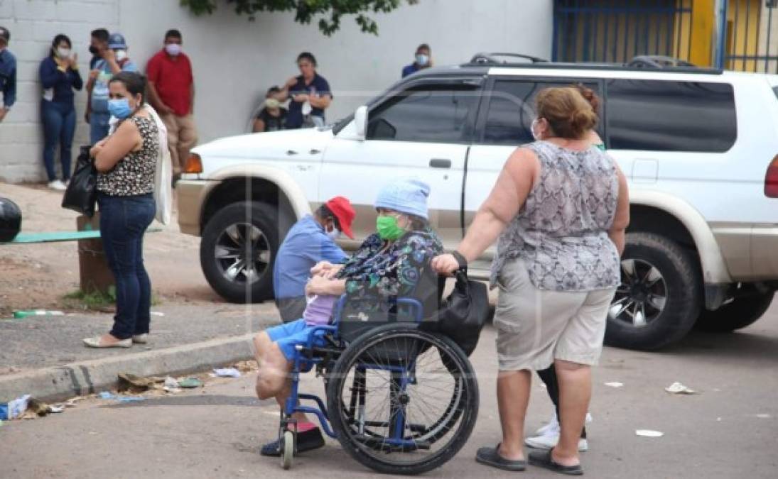 En las largas filas que hicieron las personas se observaron bastantes pacientes de la tercera edad, comunidad que se encuentra en riesgo por la pandemia. Foto: Andro Rodríguez