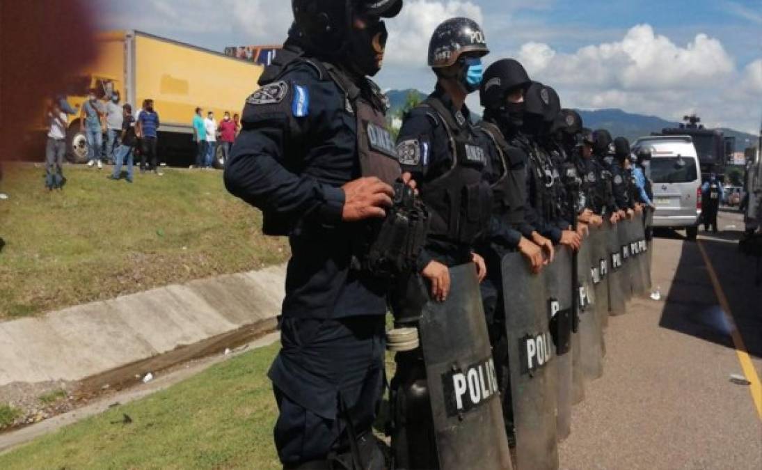 Esta imagen ilustra a policías en Pimienta para desalojar a los transportistas.