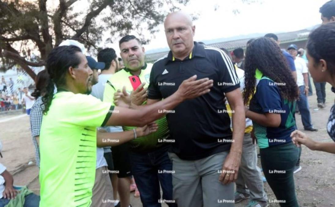 Los aficionados del Real de Minas también alentaron al entrenador del Juticalpa FC, Wilmer Cruz.