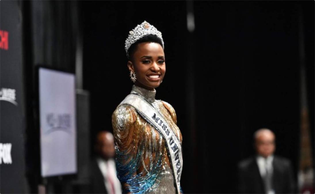 La sudafricana Zozibini Tunzi se convirtió en la mujer más bella del mundo después de levantar la corona de Miss Universo 2019.
