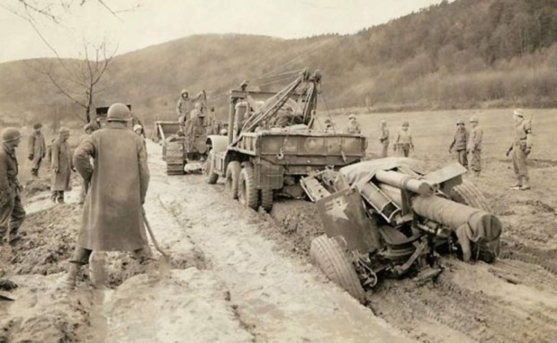 Soldados franceses recuperan parte de su maquinaria destruida durante un enfrentamiento.