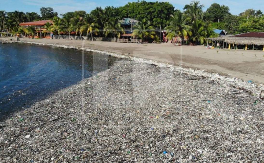 El antes y el después de las playas de Omoa contaminadas por basura que llega de Guatemala