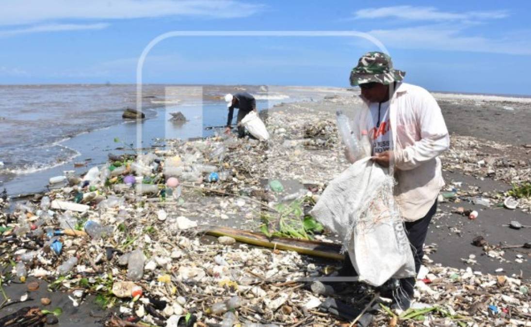 Ante tantos desechos, pobladores recolectan botellas para el reciclaje.