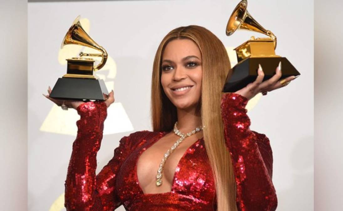 ¿Mea culpa para Beyonce?: Con sus 79 nominaciones en total, Beyoncé es la artista femenina que más ha competido en la historia de los Grammy. Está empatada con Paul McCartney y tiene solo una postulación menos que su esposo, Jay-Z, y Quincy Jones, quienes ostentan el récord con 80 cada uno.<br/><br/>Pero la cantante de 39 años --cuyo arte, mensaje, innovaciones comerciales y presencia en la cultura pop han marcado la industria de forma indeleble-- ha perdido reiteradamente en las categorías más importantes.<br/><br/>En 2017 perdió ante Adele a pesar de haber lanzado el icónico álbum visual 'Lemonade' y de haberse embarcado en la gira más lucrativa del año anterior.<br/>Luego de prometer por años que reconocería a más artistas que no necesariamente fueran hombres blancos, la Academia de la Grabación podría pagarle una deuda a Beyonce en esta 63a edición de los Grammy.<br/><br/>Su 'Black Parade', lanzado en medio de las explosivas protestas contra el racismo en todo el país después de otro caso de violencia policial mortal contra afroestadounidenses, está en liza por los honores de Grabación y Canción del Año.<br/><br/>También podría ganar varios gramófonos dorados por su colaboración con Megan Thee Stallion en el popular remix de 'Savage'.Aunque está por verse si Beyonce participará en la gala, virtualmente o en persona. No aparece en la lista de intérpretes y desde 2018 ha dejado de ir a la ceremonia.