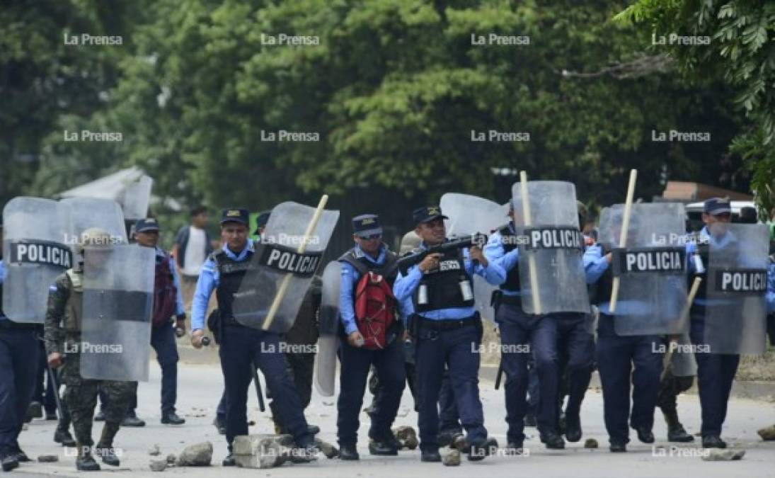 La Policía ha hecho uso de gases lacrimógenos para tratar de contrarrestar a los protestantes en los principales bulevares de San Pedro Sula.