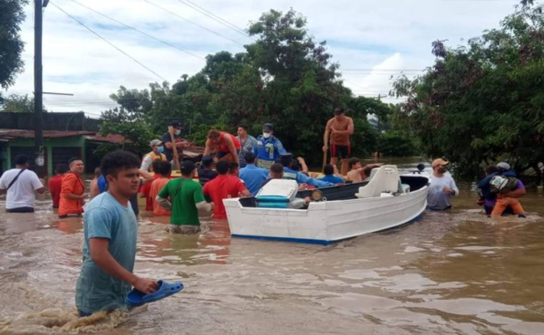 Muchos han sido rescatados en lanchas para salir de las viviendas inundadas.
