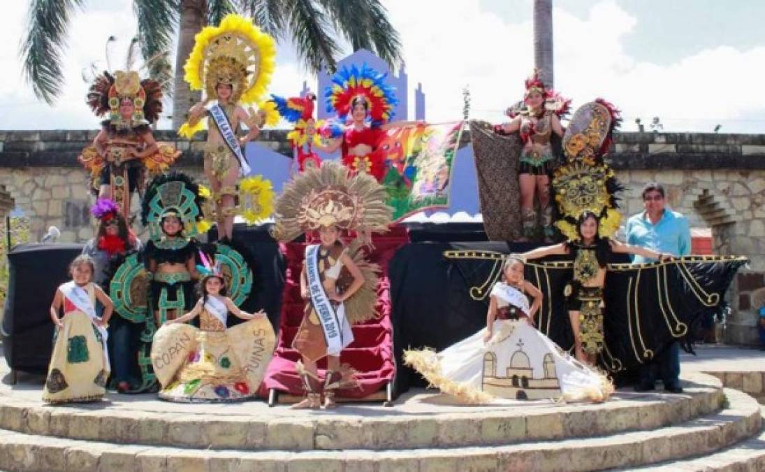 Con trajes alusivos a los símbolos patrios y el ave nacional de Honduras, desfilaron las damas copanecas causando la admiración de turistas y pobladores.