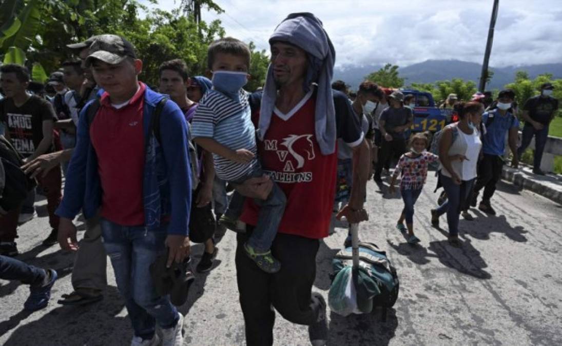 Caravana de hondureños saliendo en plena crisis sanitaria que hasta el momento deja más de 2,300 muertos. Foto AFP