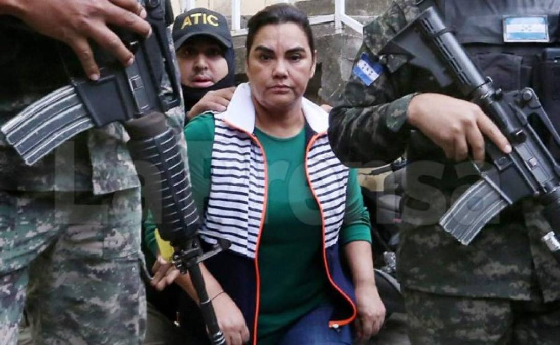 Así la exprimera dama, Rosa Elena de Bonilla, pasó su primer día en la Penitenciaría Nacional Femenina de Adaptación Social (PNFAS) el pasado 28 de febrero de 2018. En el caso denominado 'Caja chica de la dama' están involucrados también su cuñado Mauricio Mora y su exsecretario Saúl Escobar. Tras su captura, Rosa Elena decidió mantenerse callada y siempre que los medios la abordaban prefería el silencio.