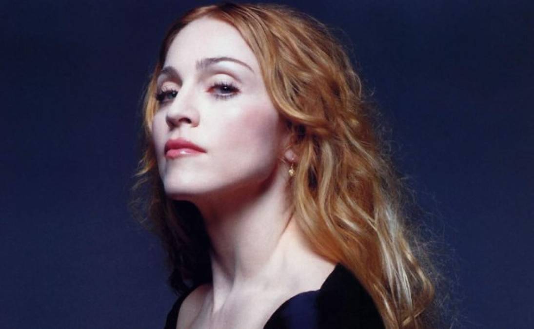 En 1998 Madonna comenzó a utilizar un look más recatado, inspirado en los 50.
