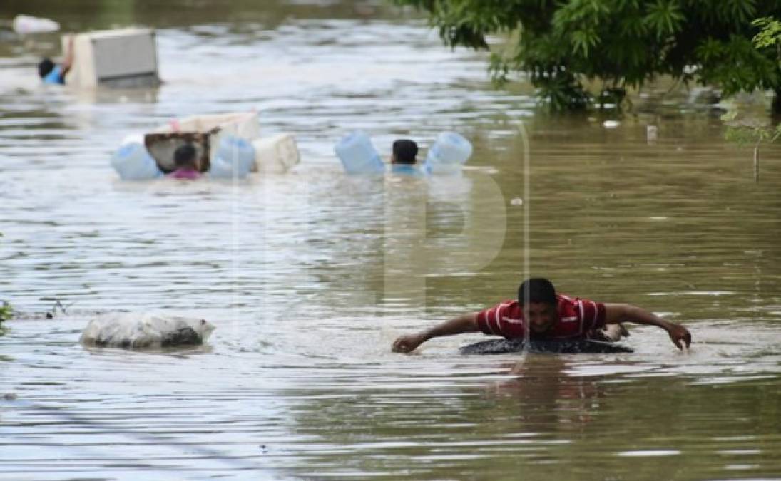 Los equipos de rescate han sido insuficientes para apoyar a todos los afectados por las lluvias.