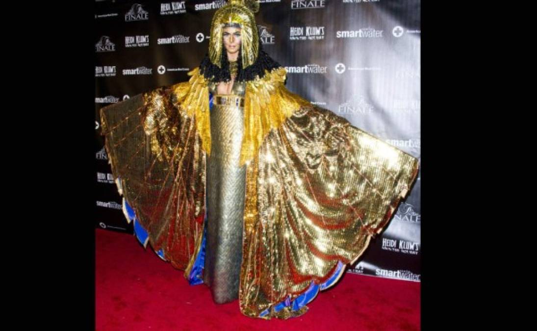 En 2012, la modelo suspendió su famosa fiesta de Halloween a causa del Huracán Sandy. Lo celebró en Navidad vestida de Cleopatra.