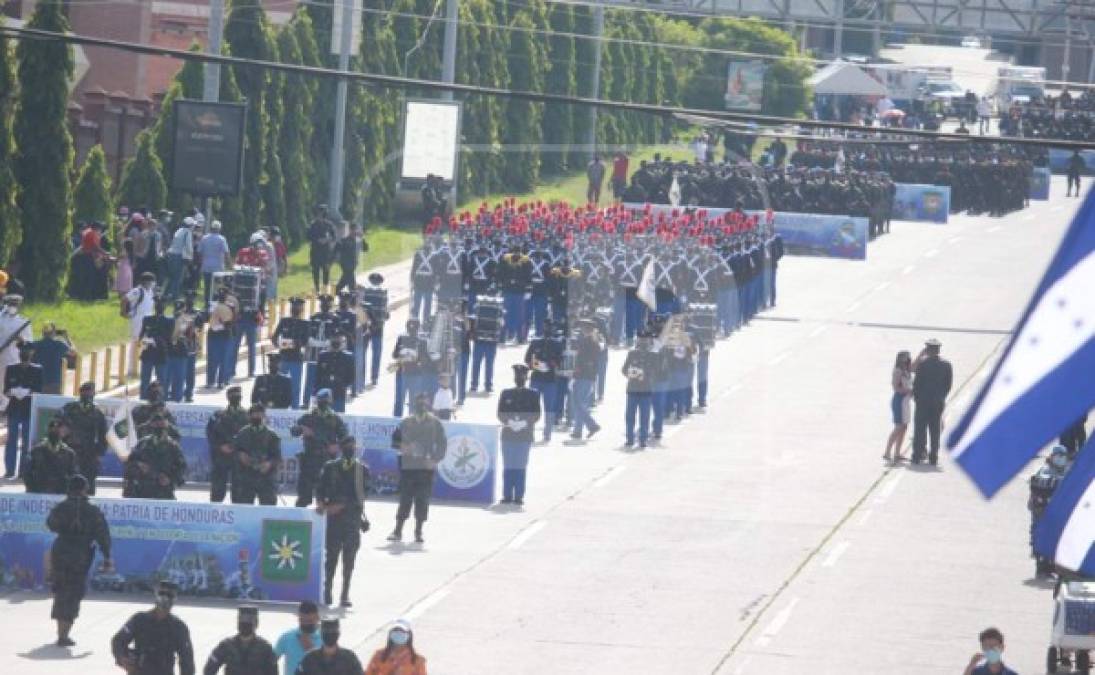 Las Fuerzas Armadas amenizando la celebración de nuestra Patria.
