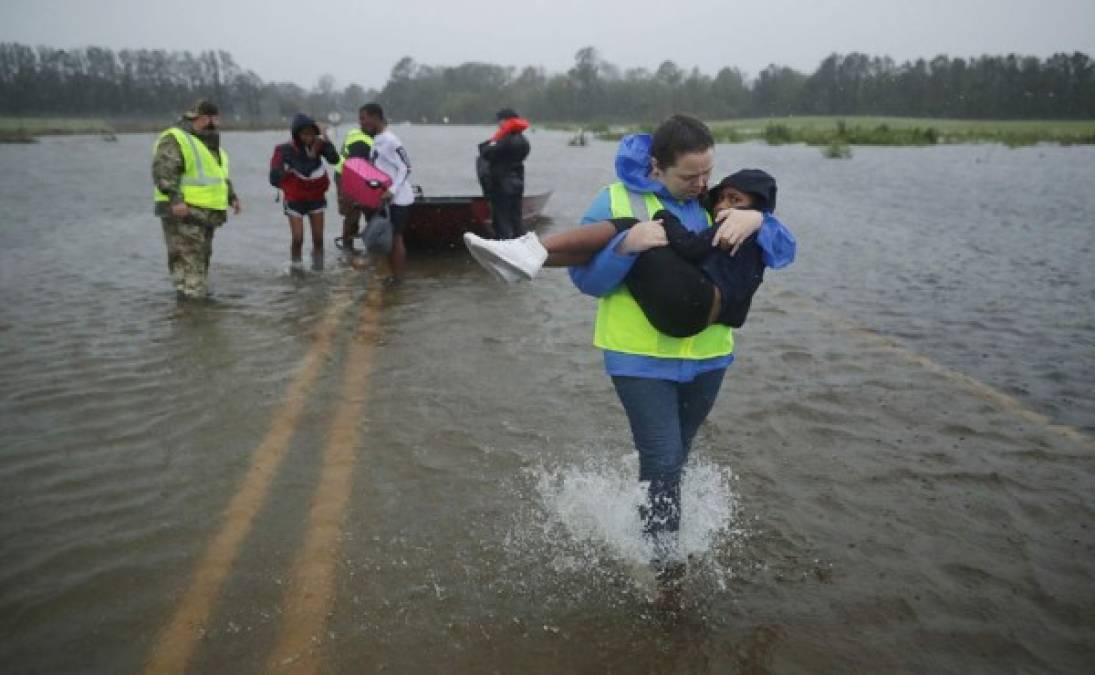 El huracán Florence se abatió con fuerza este viernes tras tocar tierra en la costa atlántica de Estados Unidos con vientos de 150 km/h.