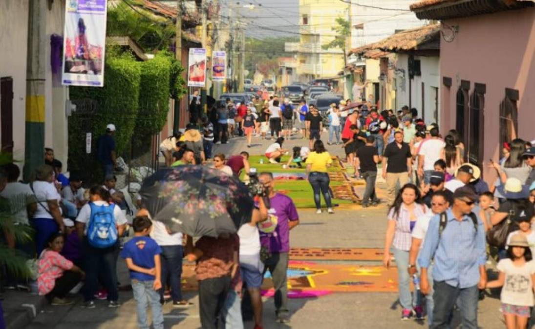 Las alfombras representan solamente una de la diversidad de actividades celebradas por los hondureños y visitantes al país durante la Semana Santa.