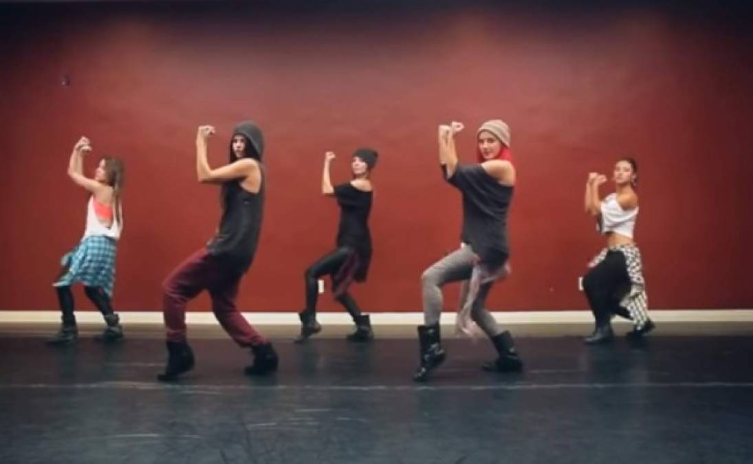 Gracias al conocimiento tan amplio en la danza de Raisa, bailó con la propia Selena Gómez al ritmo de 'Everybody knows', el video tiene millones de reproducciones.