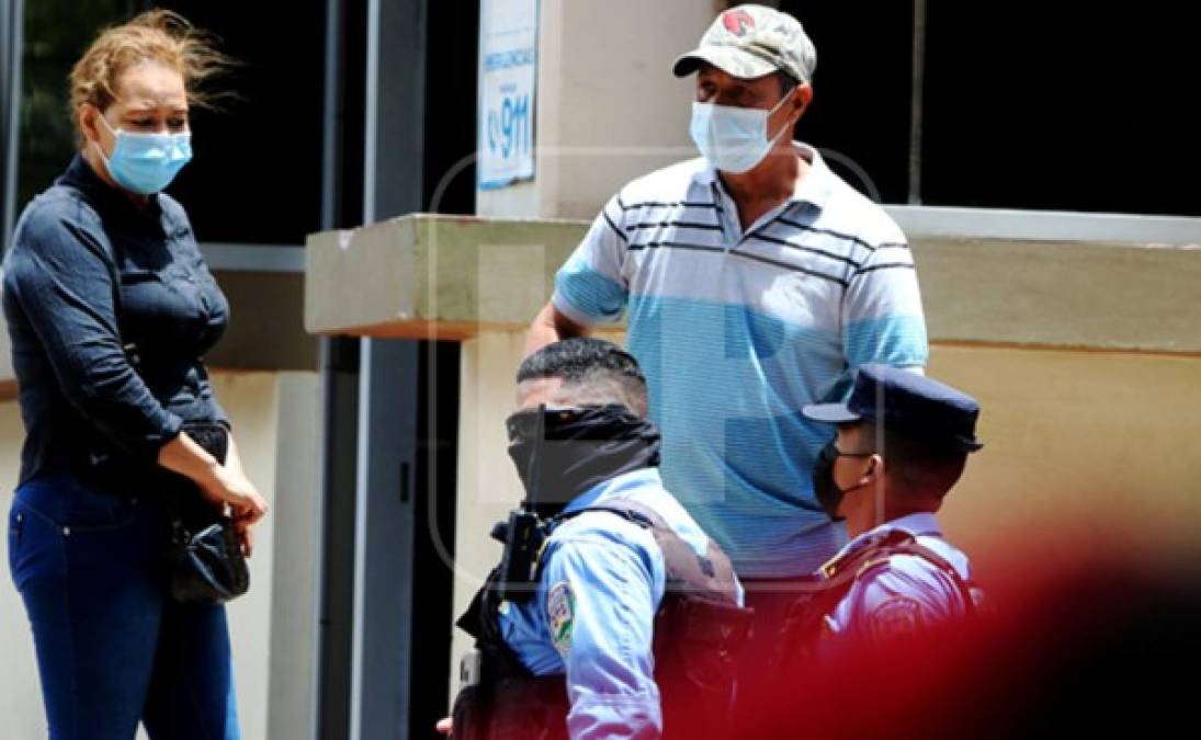 Familiares, amigos y compañeros de trabajo llegaron a las afueras de la morgue en Tegucigalpa.