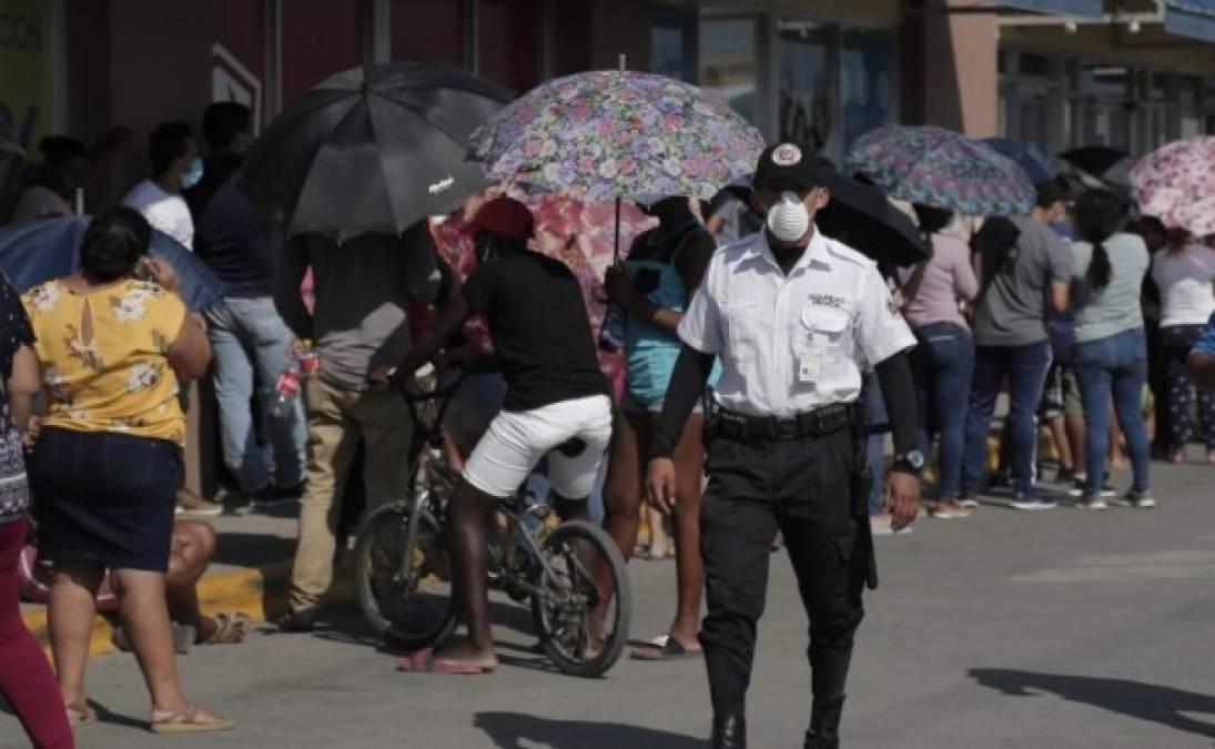 Sin importar el inclemente sol, hombres y mujeres llegaron a las instituciones bancarias para realizar diferentes trámites.