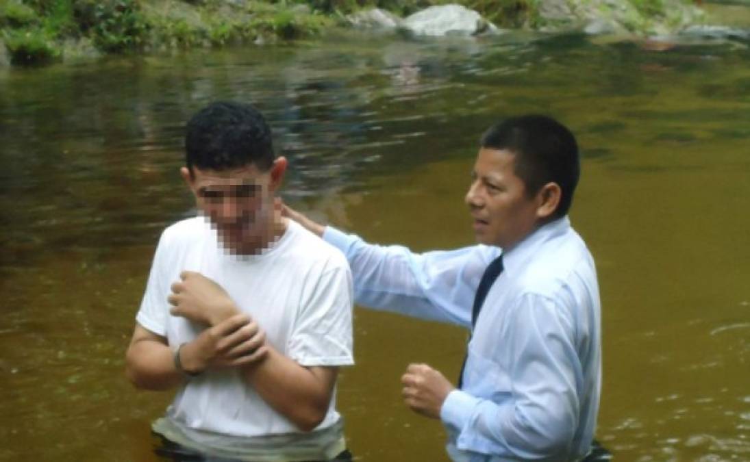 Uno de los miembros de su iglesia en el sector de El Ocotillo mientras era bautizado por el pastor.