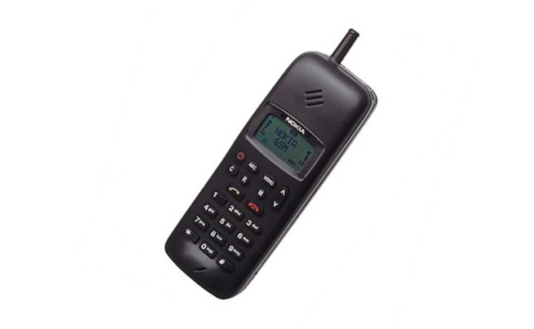 El Nokia 1011 lanzado en 1992, fue el primer modelo GSM de la marca. Podías hablar 90 minutos y almacenaba 99 números de teléfono.<br/>