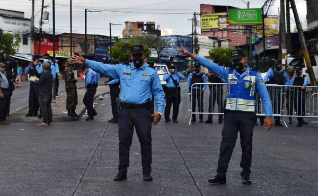 El trabajo de la Policía ha sido intenso para lograr orden en los lugares donde se establecieron los mercados móviles de Banasupro en diferentes cuidades de Honduras.