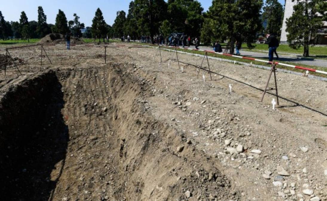 El alcalde de Milán, Giuseppe Sala, acudió recientemente al cementerio y aseguró que los difuntos no reclamados representan 'la tragedia dentro de la tragedia'.