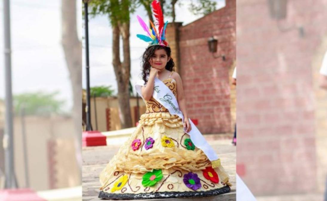 Muchas niñas vistieron sus trajes típicos y lucieron bellas en el desfile.