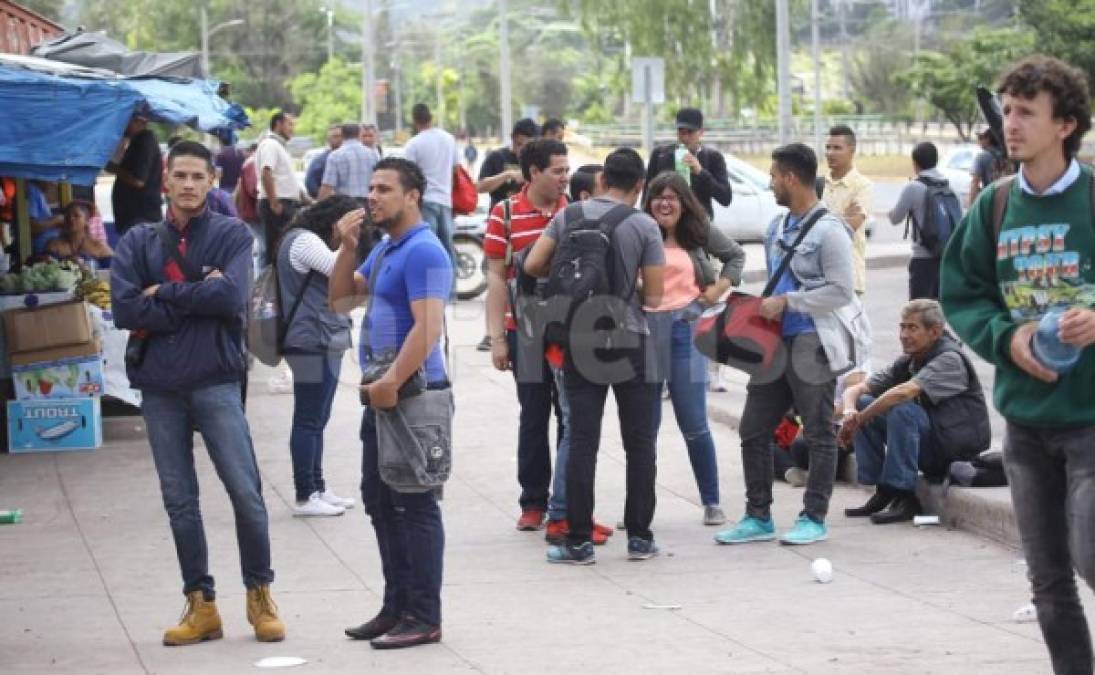 Estudiantes se toman la Unah por aumento al transporte