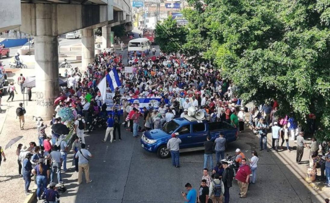 Protesta en Tegucigalpa a la altura del bulevar Comunidad Económica Europea, a inmediaciones del Barrio La Granja.