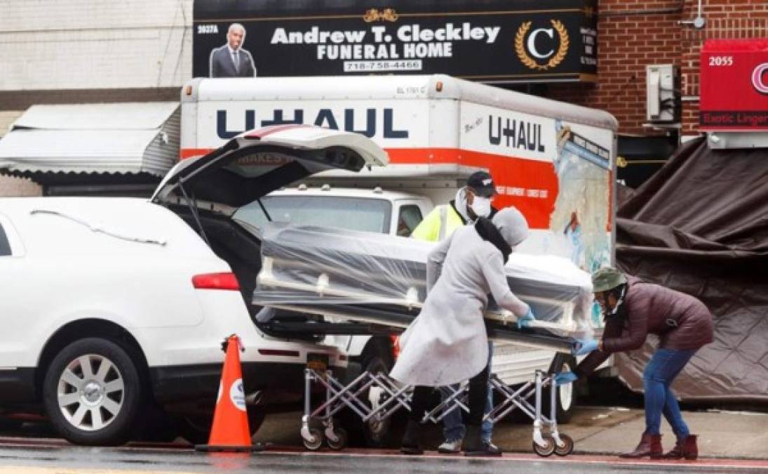Los agentes creen que la mayoría de los cuerpos en los camiones frente a la funeraria de Brooklyn son de personas que han muerto por el coronavirus.