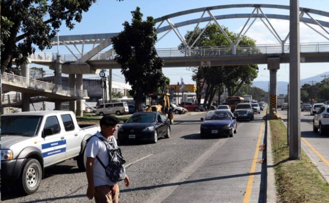 CAOS VIAL. A falta de puentes peatonales, los sampedranos exponen su vida al no utilizar los pocos que existen en la ciudad. Uno de ellos está frente al Seguro Social, en el bulevar del norte.