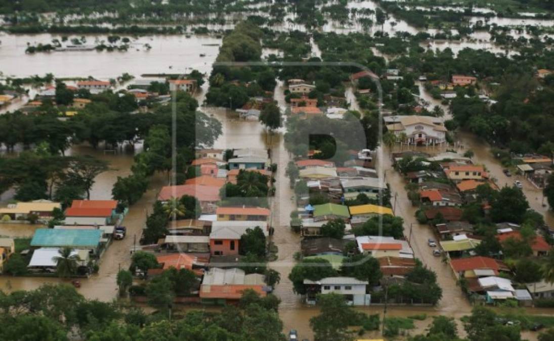 Los centenares de damnificados bajo la intemperie que están en el bulevar que conduce a El Progreso y la gran cantidad de personas atrapadas en los techos de sus casas por el agua reflejan el drama de los limeños golpeados por el embate de la depresión tropical Eta.<br/><br/>Los seis días de lluvias consecutivos generados por el fenómeno natural tienen sumergida a La Lima bajo el agua y han cobrado la vida de cinco personas. Según el testimonio de los pobladores, hay personas soterradas en los escombros de las casas destruidas y varios desaparecidos.