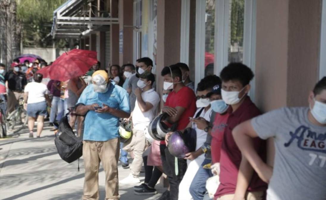 Muchos de los hondureños anduvieron protegidos con mascarillas para evitar el contagio del coronavirus que ya deja un muerto en el país.