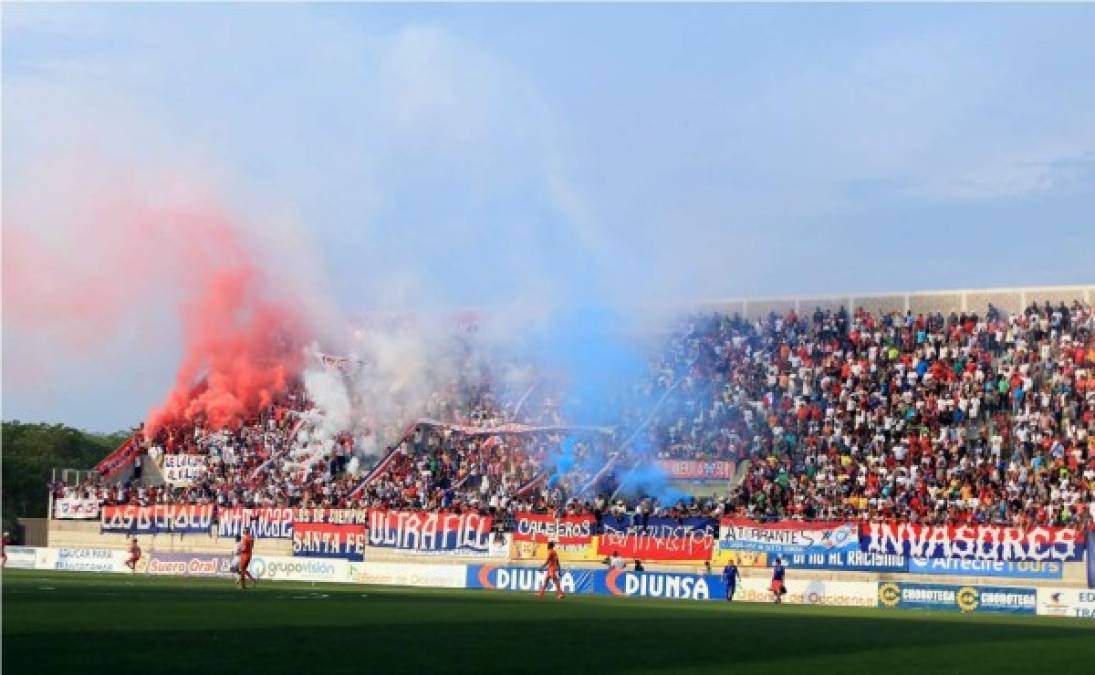 La Ultra Fiel puso el color en el estadio Emilio Williams de Choluteca.