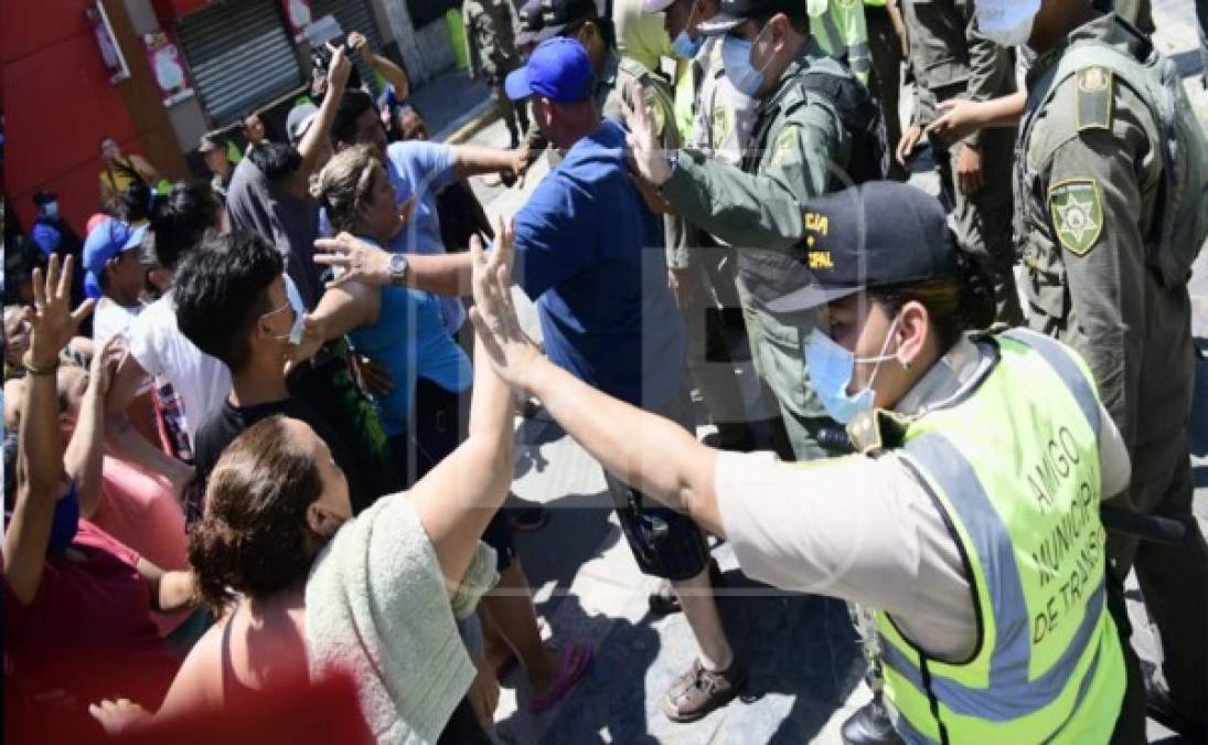 La Policía Nacional y la Policía Municipal comenzaron dialogando con los vendedores para que se retiraran.