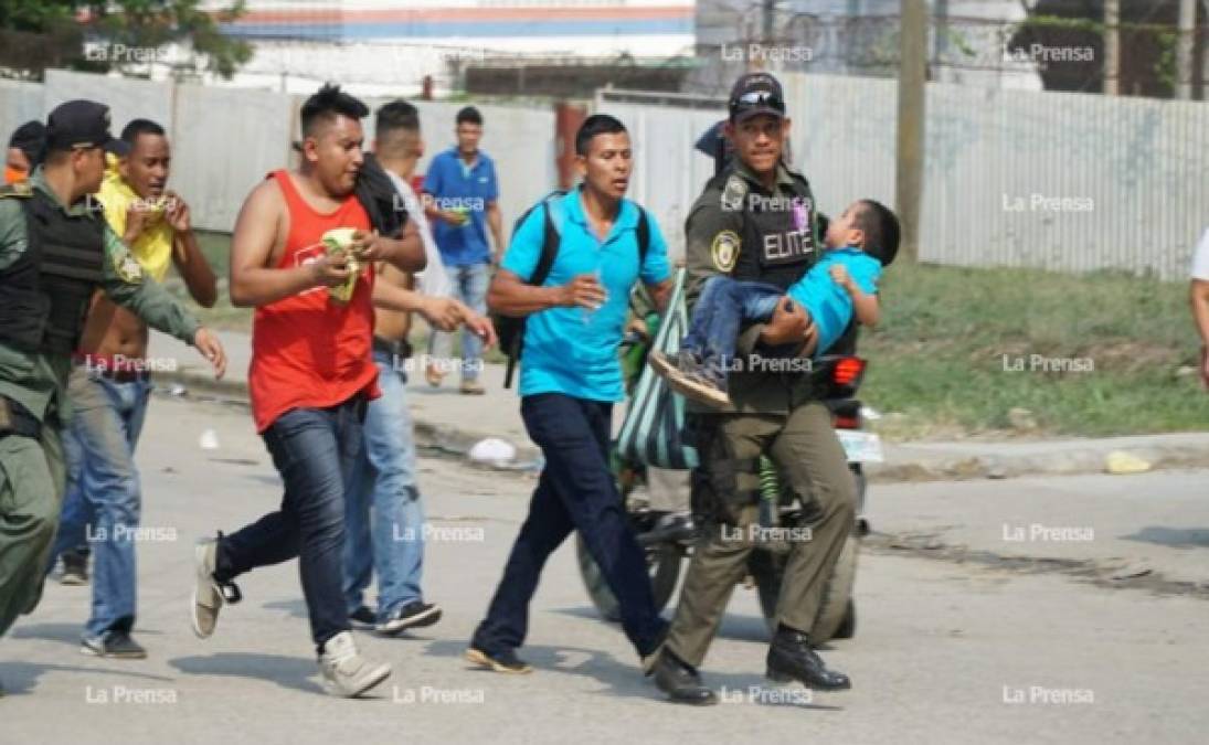 Personas gaseadas y puntos bloqueados ha dejado la manifestación de taxistas este lunes en San Pedro Sula.