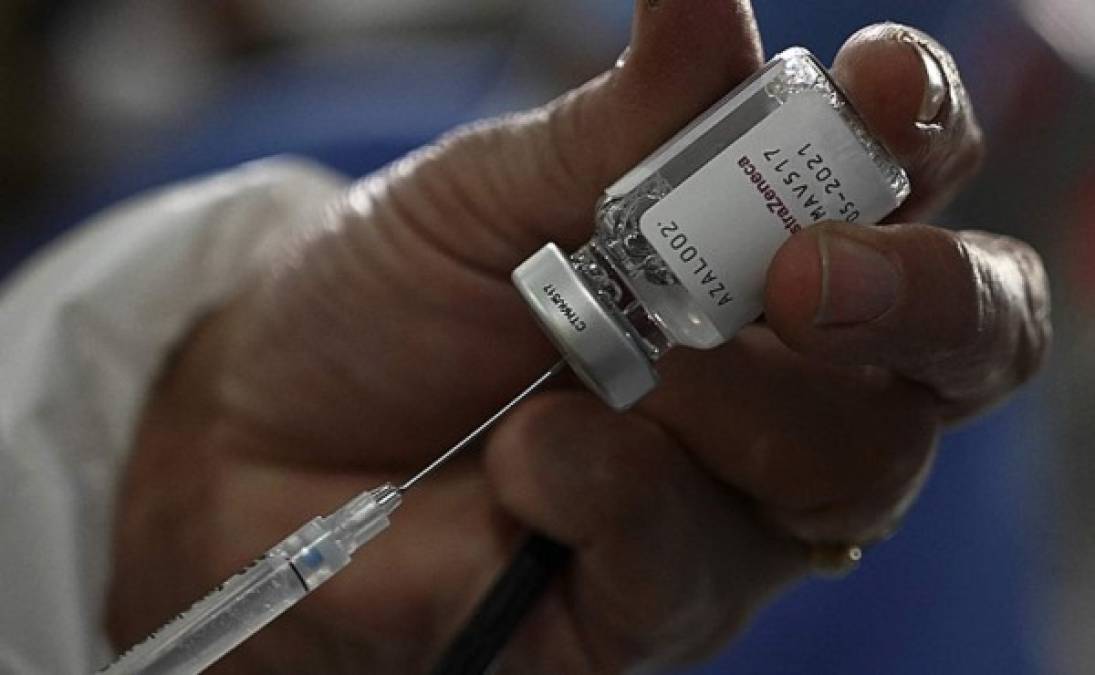 Pese a las últimas informaciones sobre el peligro de la vacuna, los países no deben detener su uso porque aún no hay indicios de que ésta cause coágulos. Foto AFP