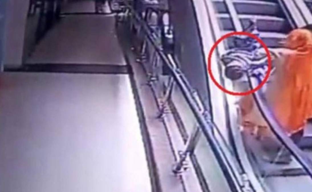 El 15 de mayo de 2018 una niña murió tras caer de los brazos de su madre en una escalera mecánica de un centro comercial de India, cuando la mujer supuestamente intentaba tomarse una selfie.